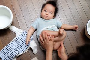 おむつをつかう赤ちゃん